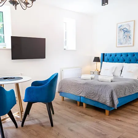 River House Apartment *