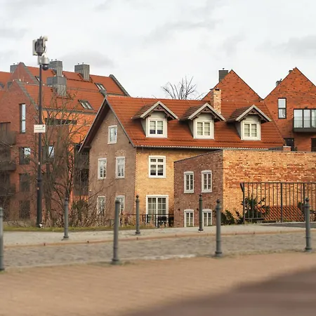 River House Apartment *